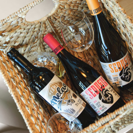 Kit de vinos para verano en una cesta